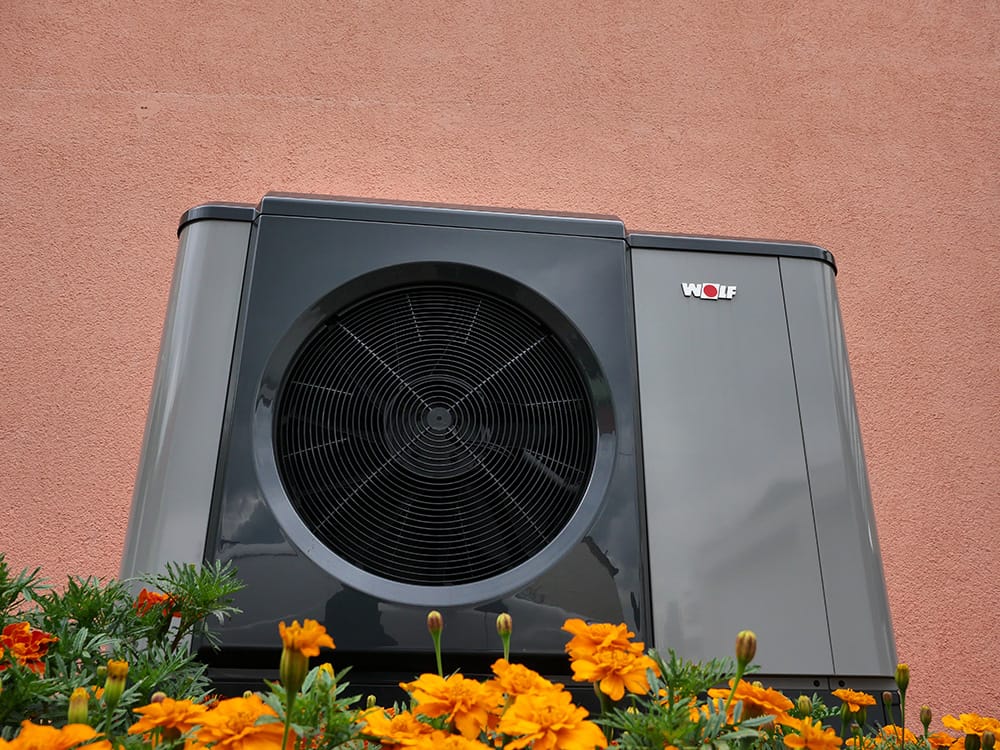 Wärmepumpen in Blumenbeet im Raum Augsburg