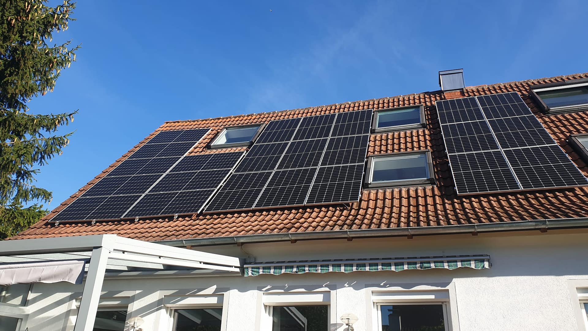 Solaranlage Photovoltaikanlage auf einem Dach in Bayern mit schönem blauen Himmel